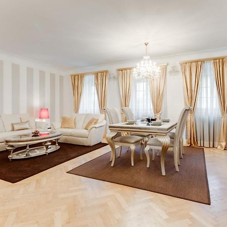 Charles Bridge Royal Apartments - Castle District Прага Екстериор снимка