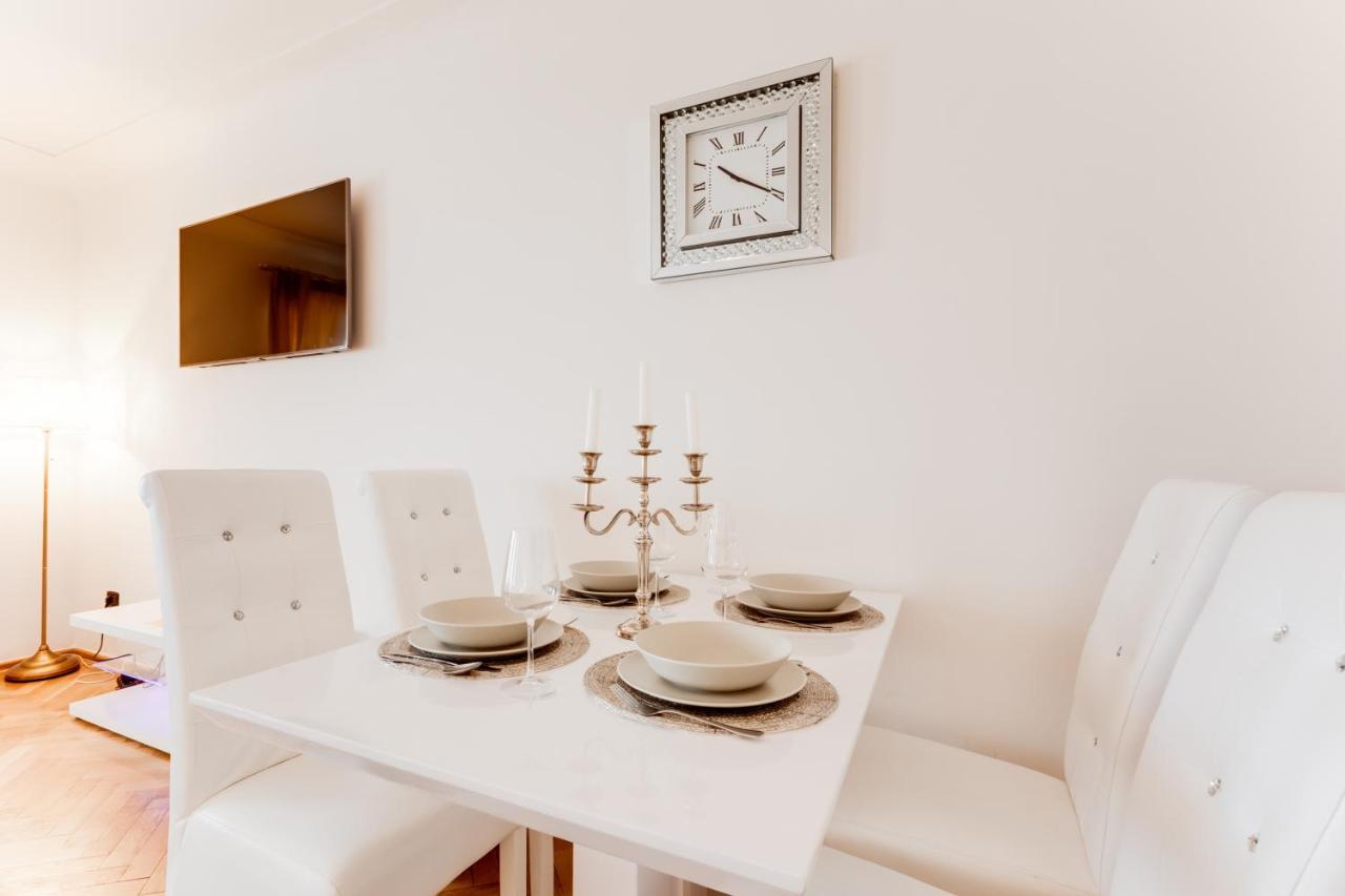 Charles Bridge Royal Apartments - Castle District Прага Екстериор снимка