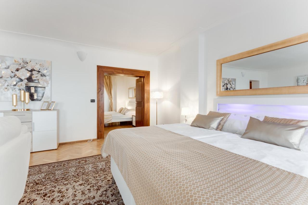 Charles Bridge Royal Apartments - Castle District Прага Екстериор снимка