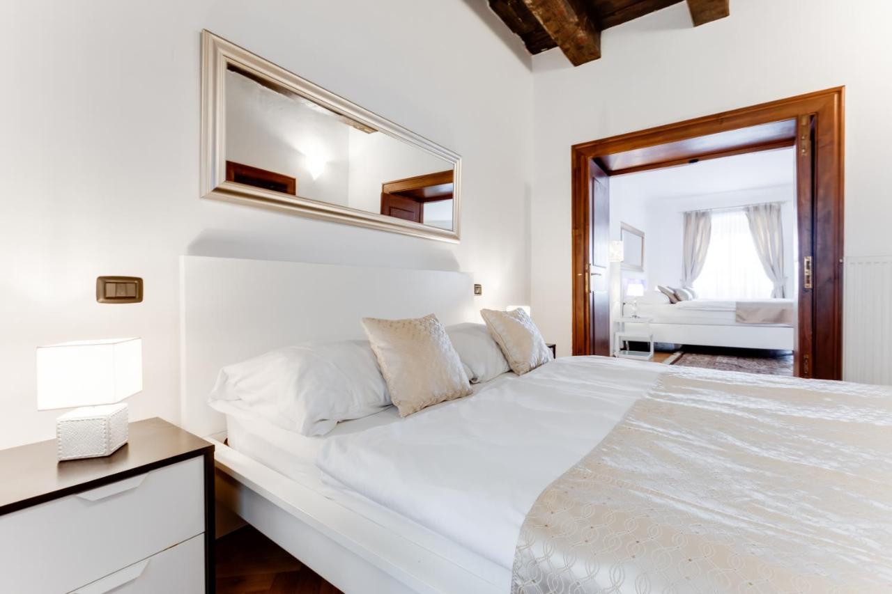 Charles Bridge Royal Apartments - Castle District Прага Екстериор снимка
