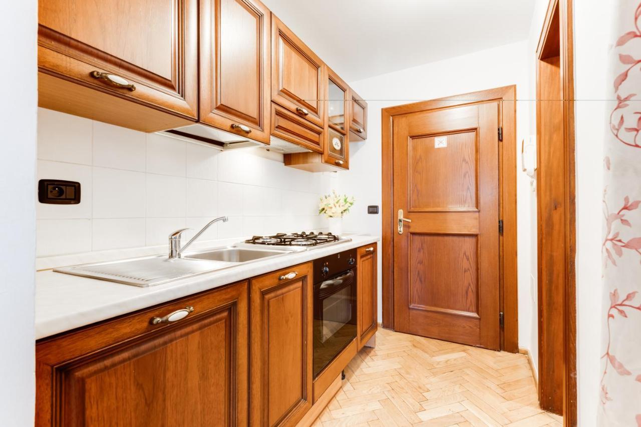 Charles Bridge Royal Apartments - Castle District Прага Екстериор снимка