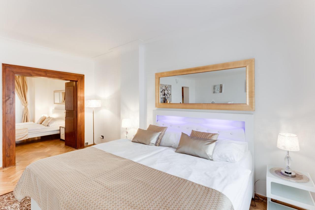 Charles Bridge Royal Apartments - Castle District Прага Екстериор снимка