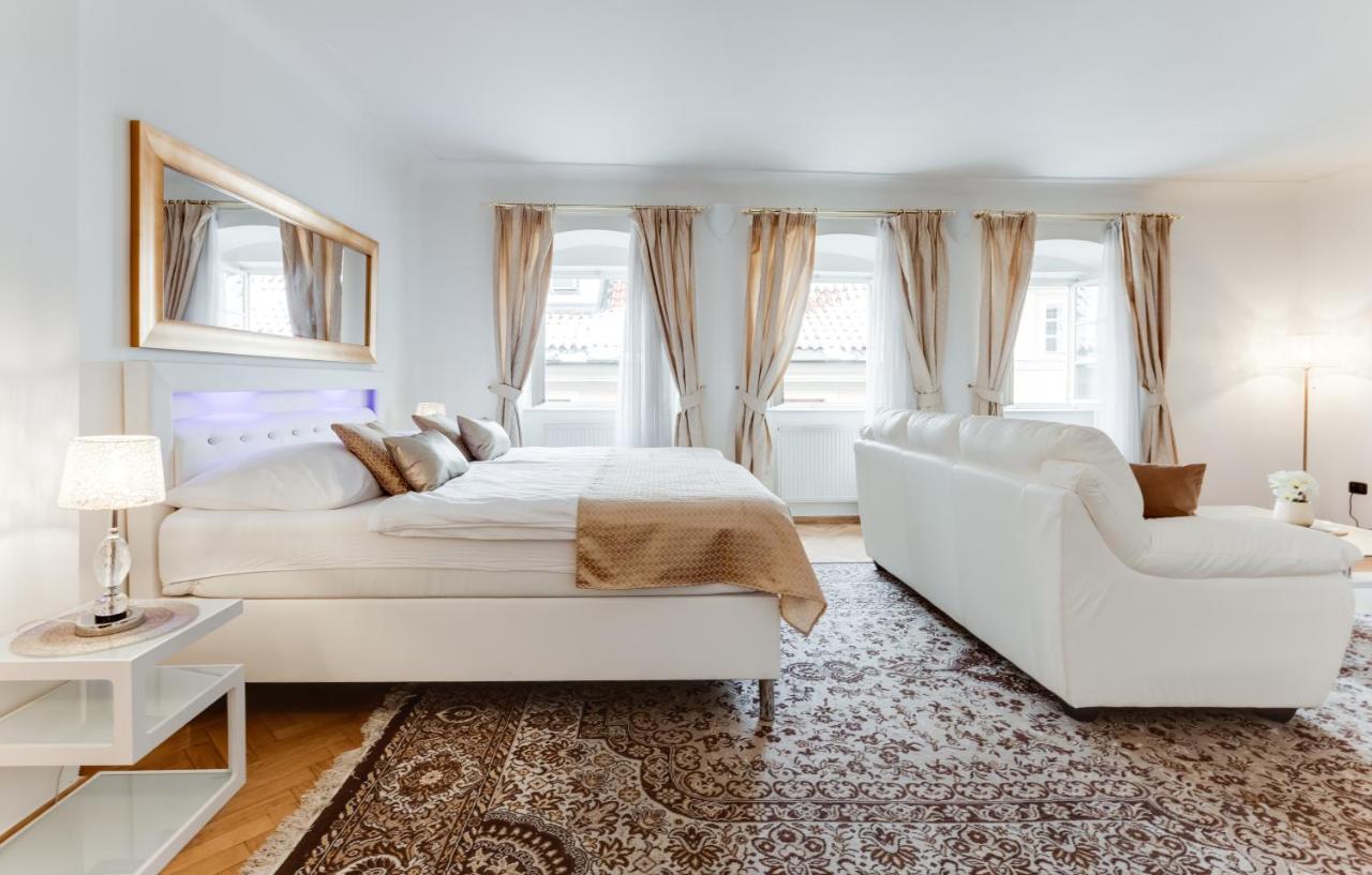 Charles Bridge Royal Apartments - Castle District Прага Екстериор снимка