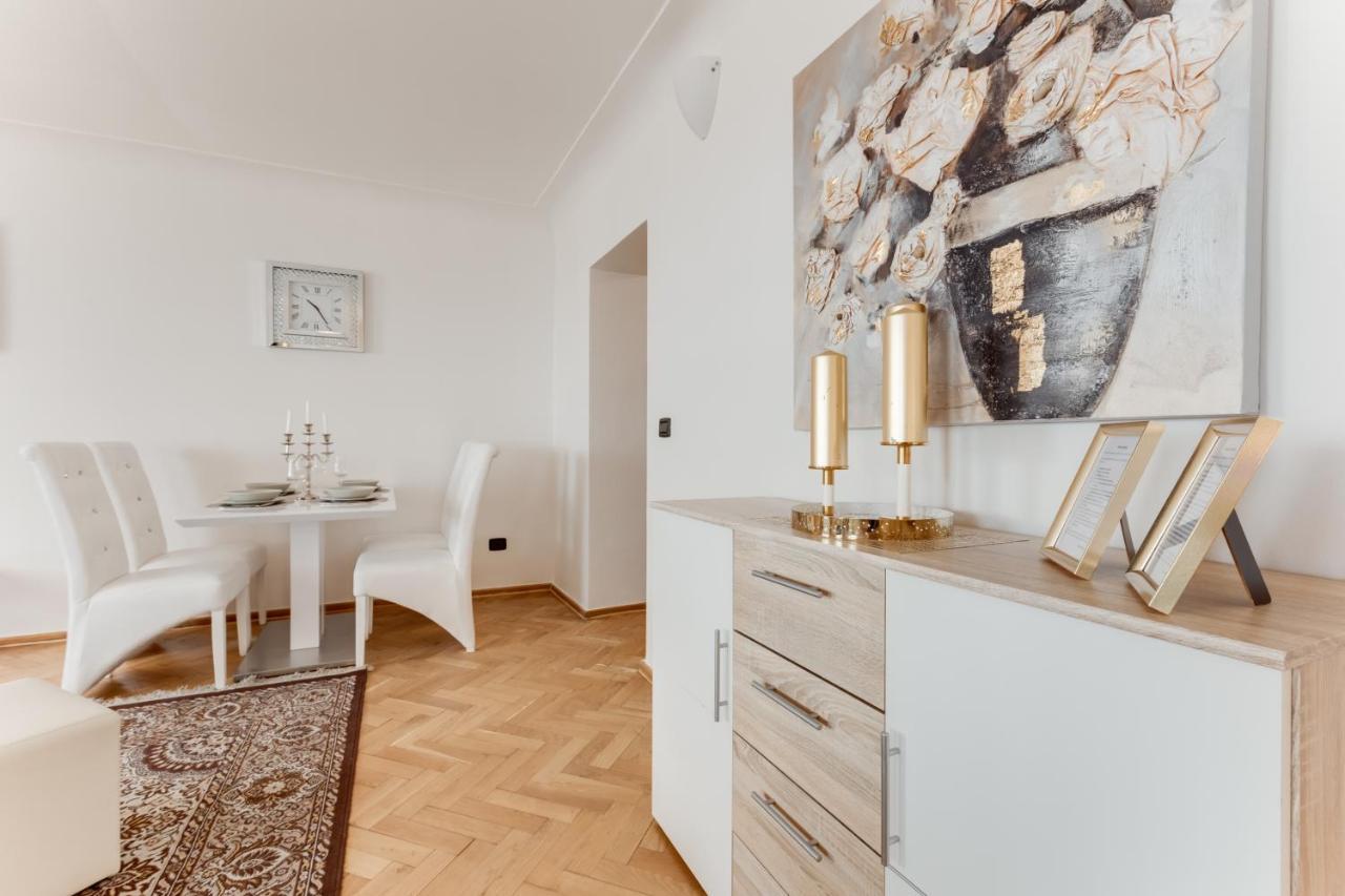 Charles Bridge Royal Apartments - Castle District Прага Екстериор снимка