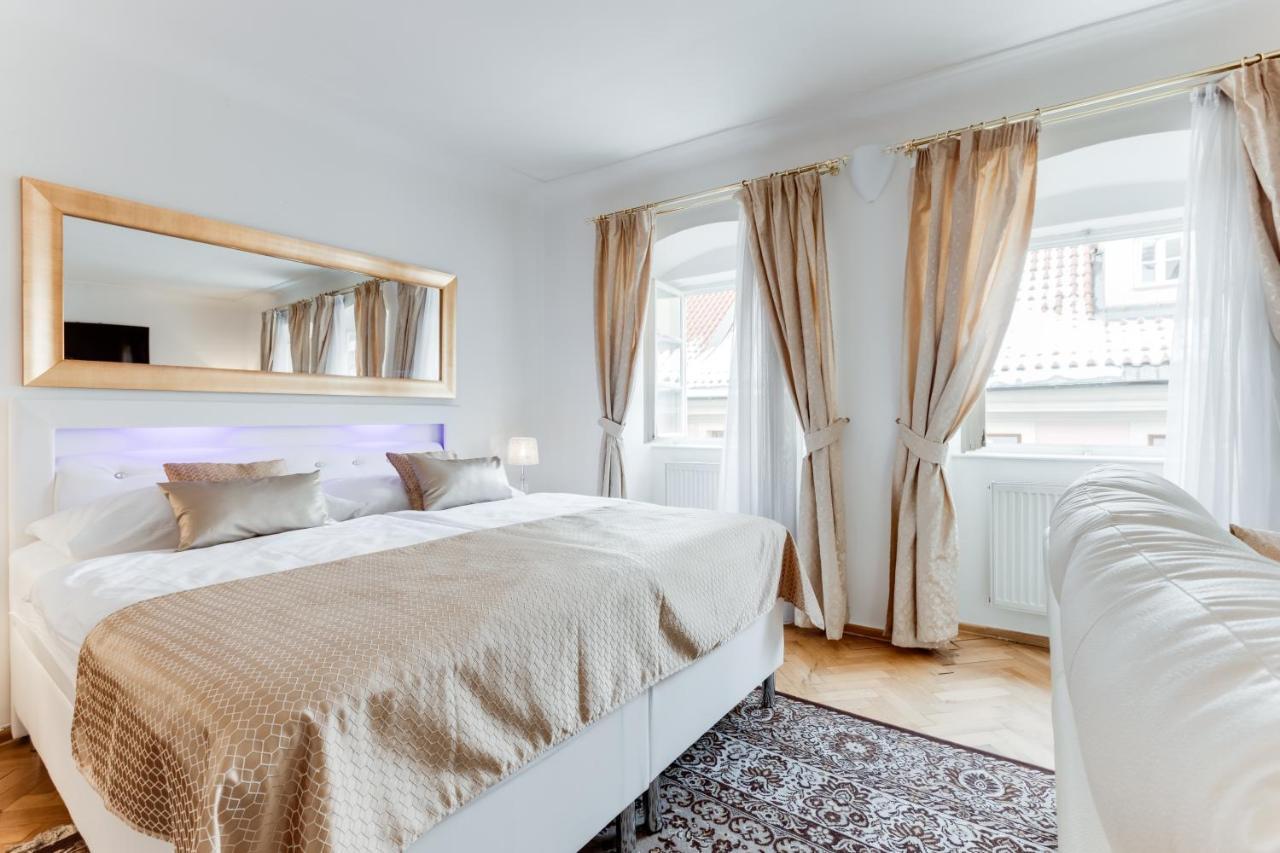 Charles Bridge Royal Apartments - Castle District Прага Екстериор снимка