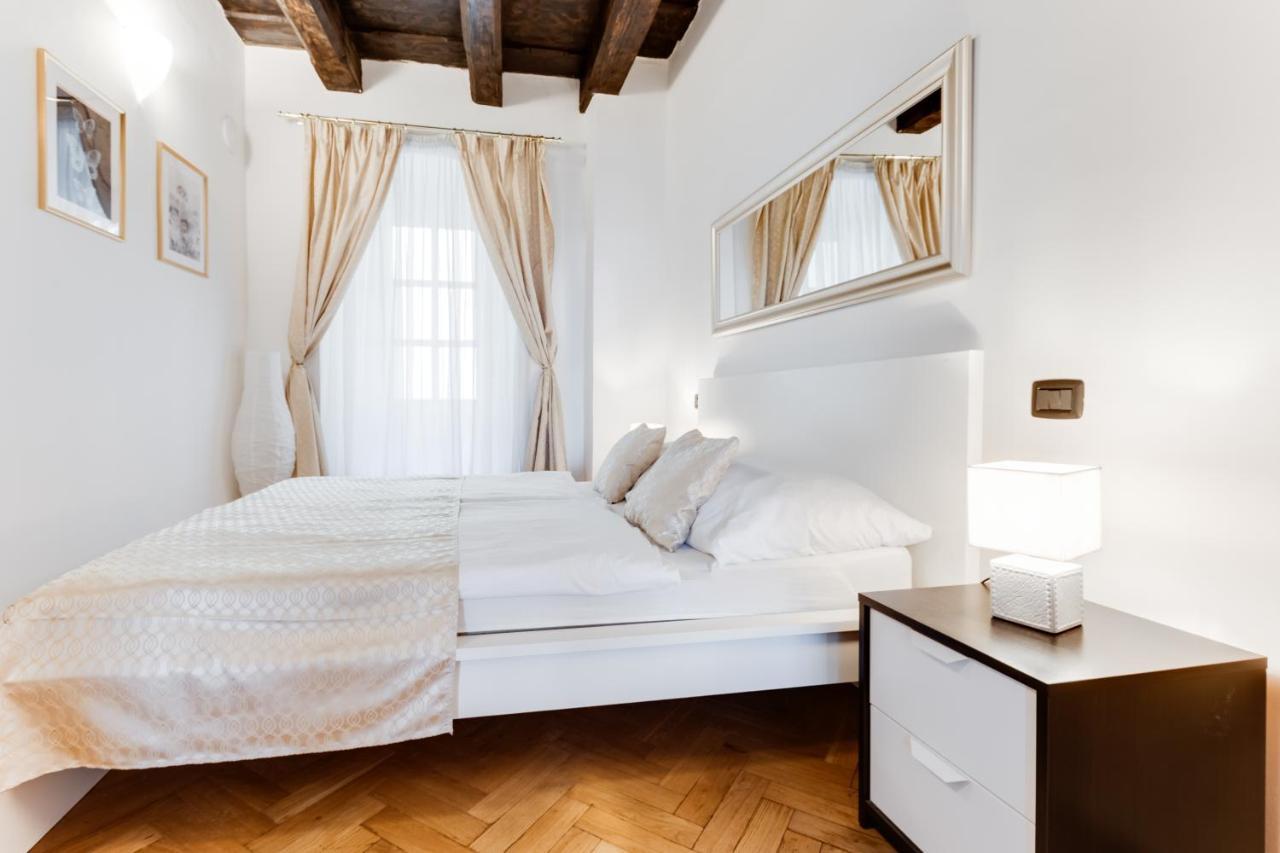 Charles Bridge Royal Apartments - Castle District Прага Екстериор снимка