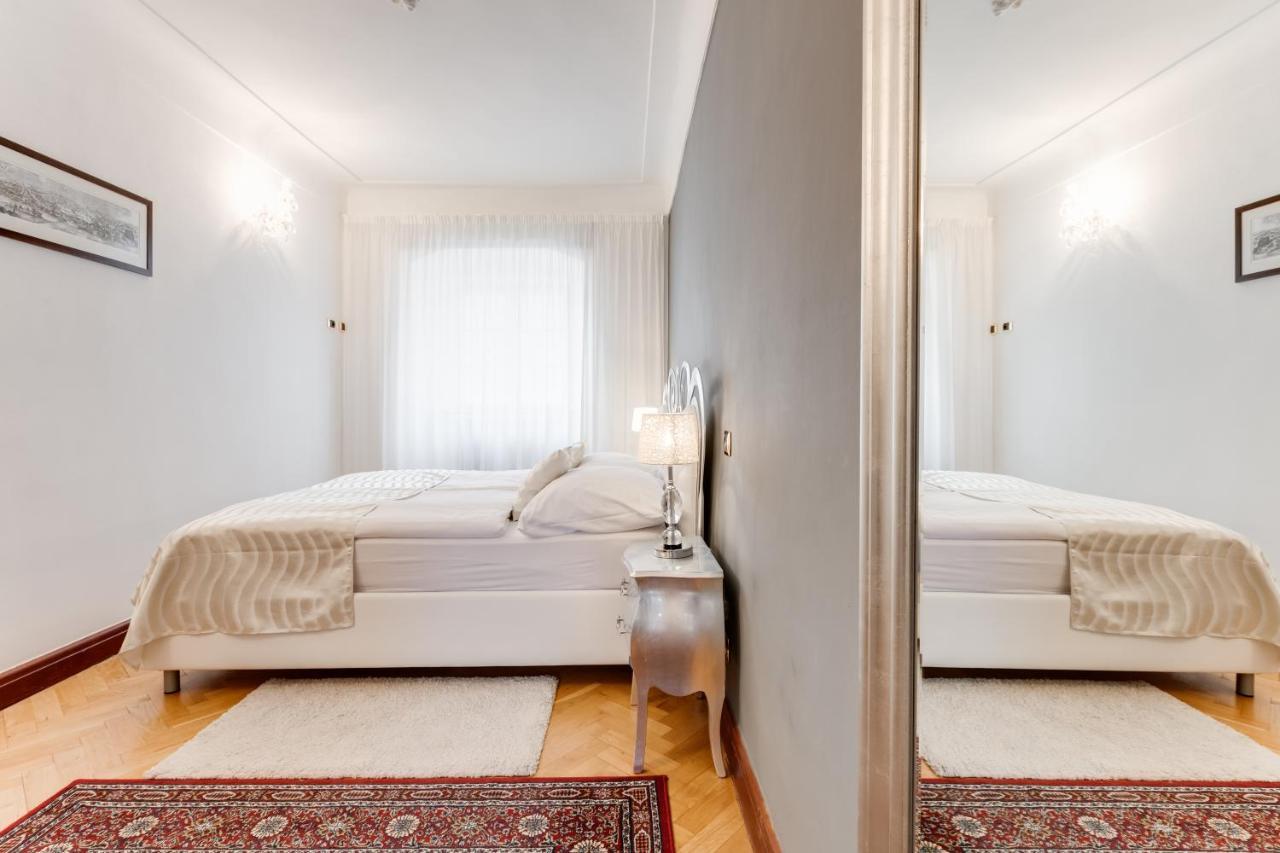 Charles Bridge Royal Apartments - Castle District Прага Екстериор снимка