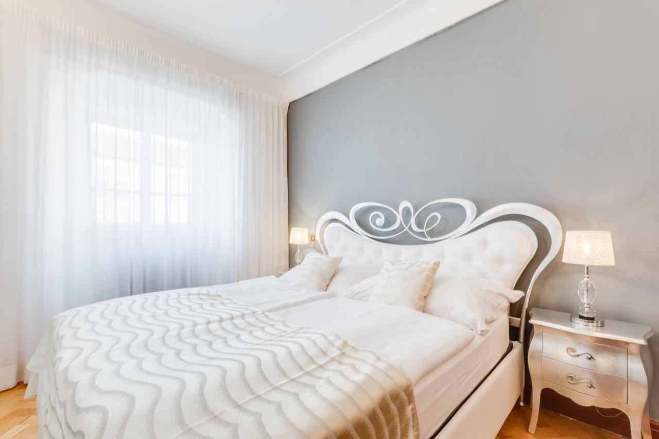 Charles Bridge Royal Apartments - Castle District Прага Екстериор снимка