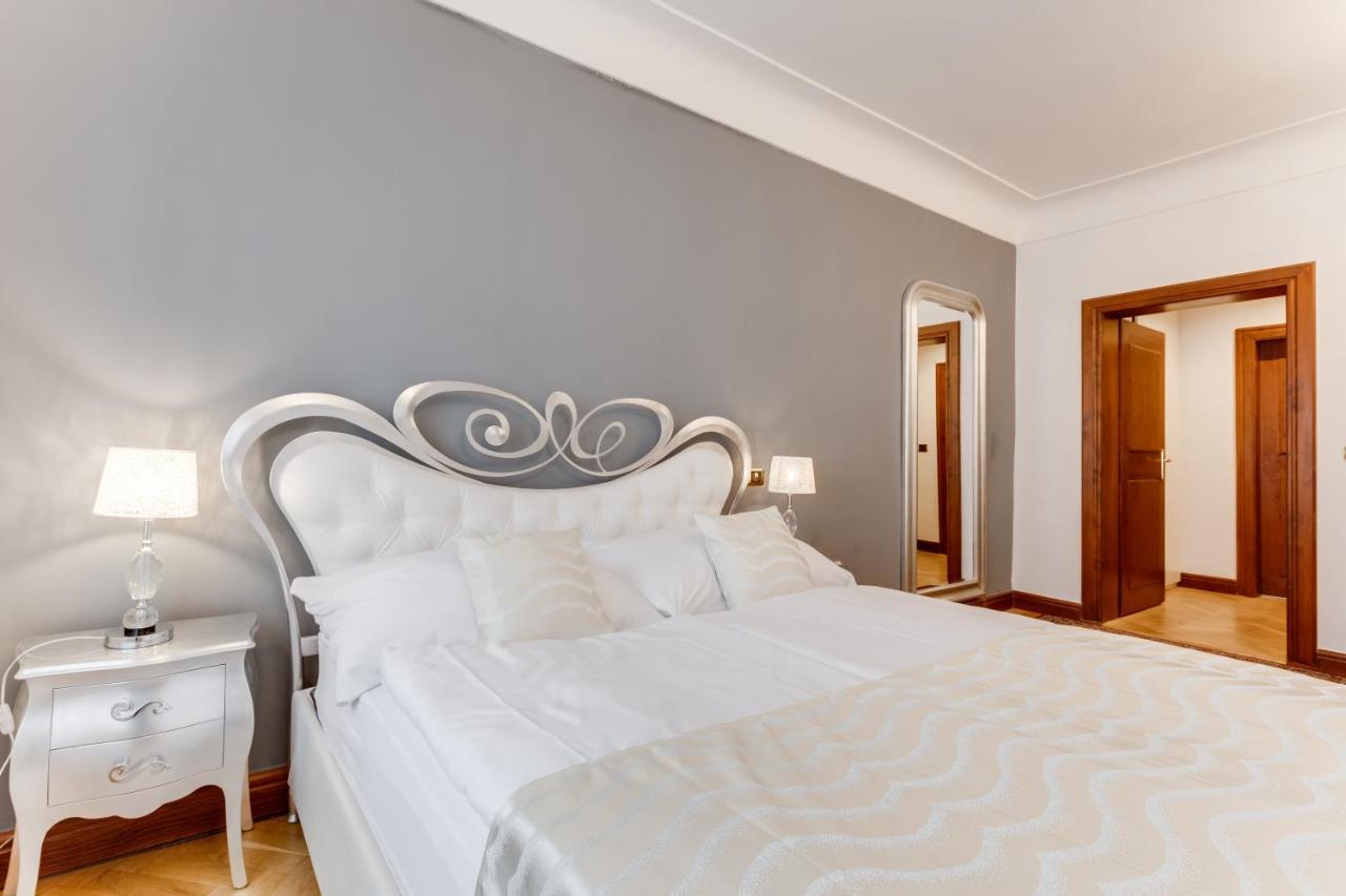 Charles Bridge Royal Apartments - Castle District Прага Екстериор снимка