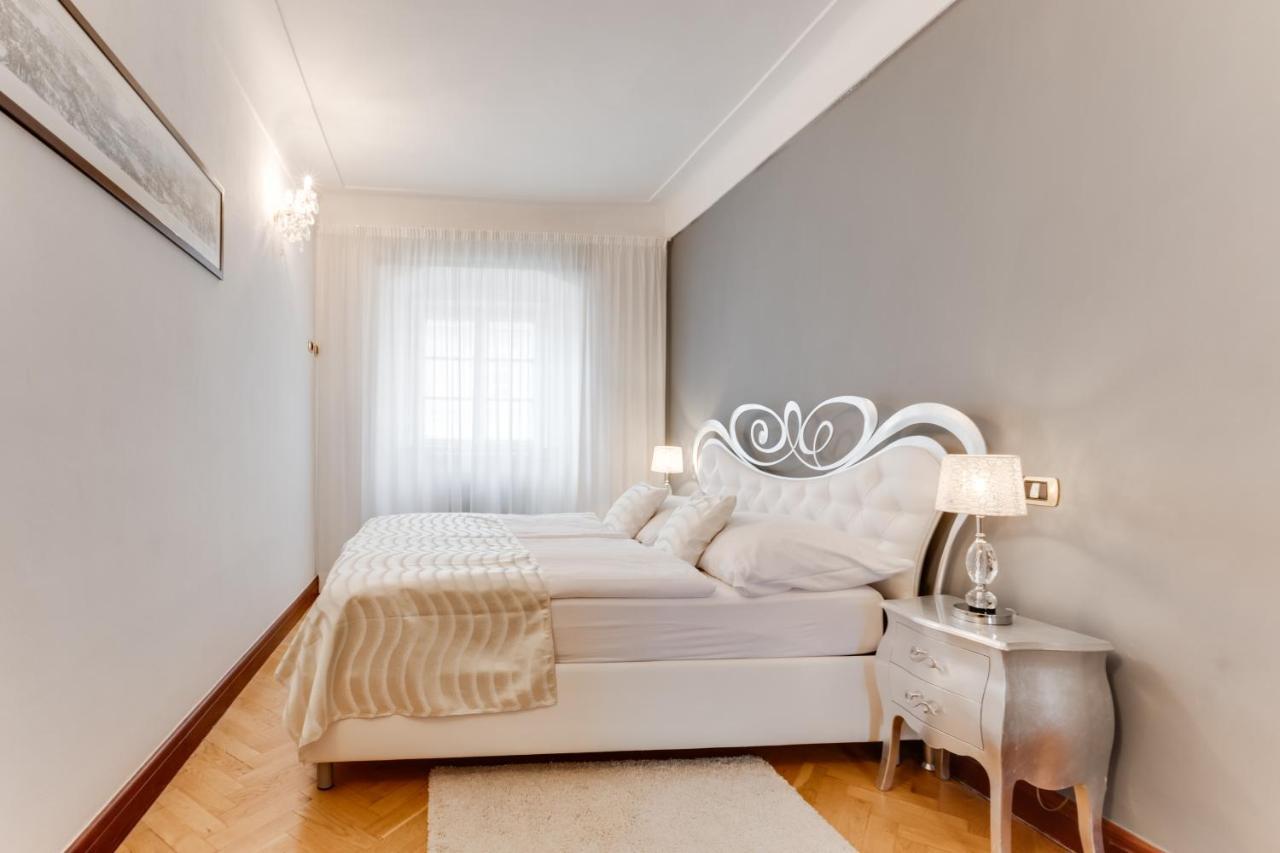 Charles Bridge Royal Apartments - Castle District Прага Екстериор снимка