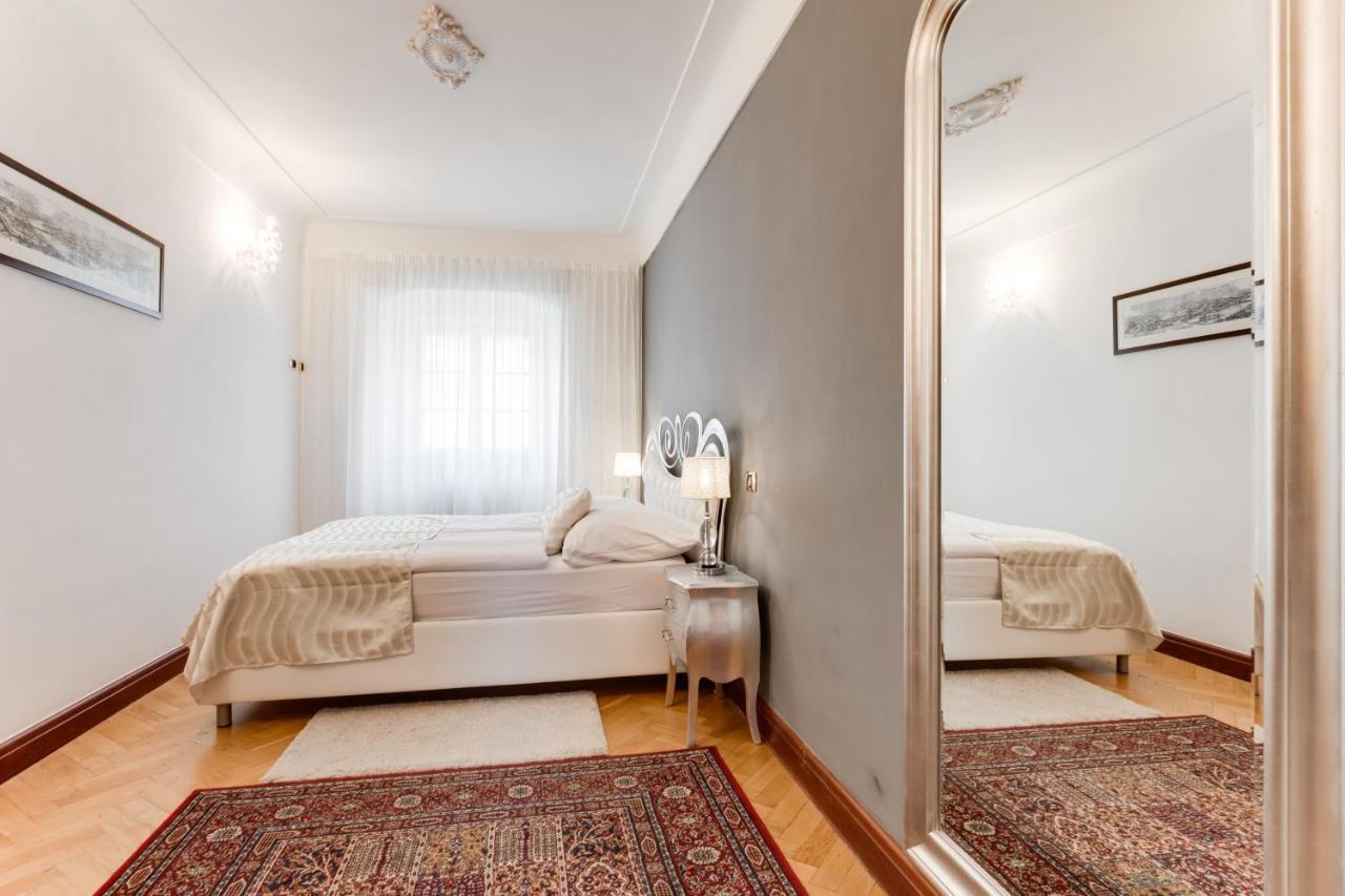 Charles Bridge Royal Apartments - Castle District Прага Екстериор снимка