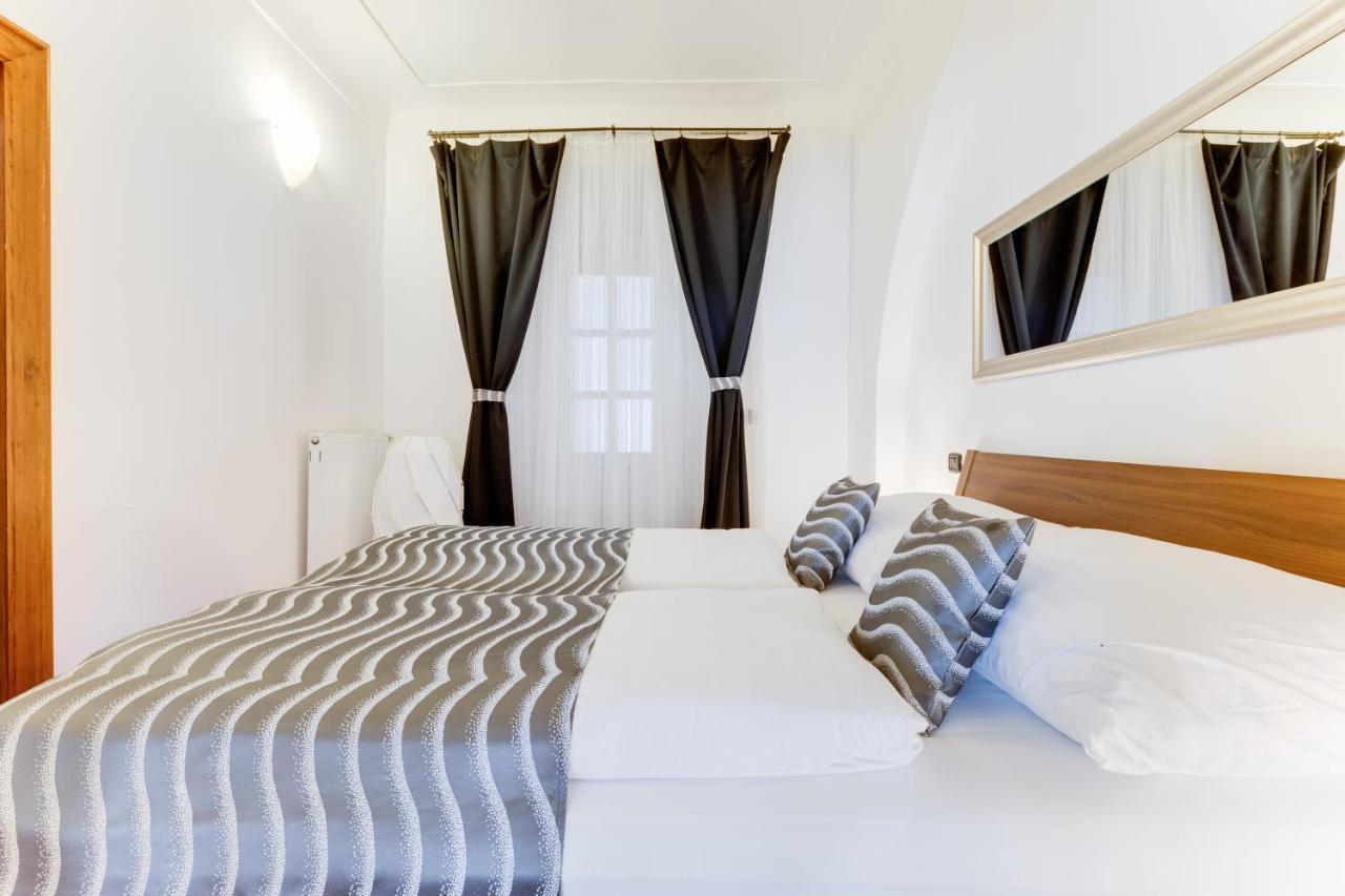 Charles Bridge Royal Apartments - Castle District Прага Екстериор снимка