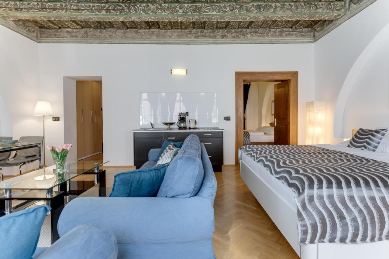 Charles Bridge Royal Apartments - Castle District Прага Екстериор снимка