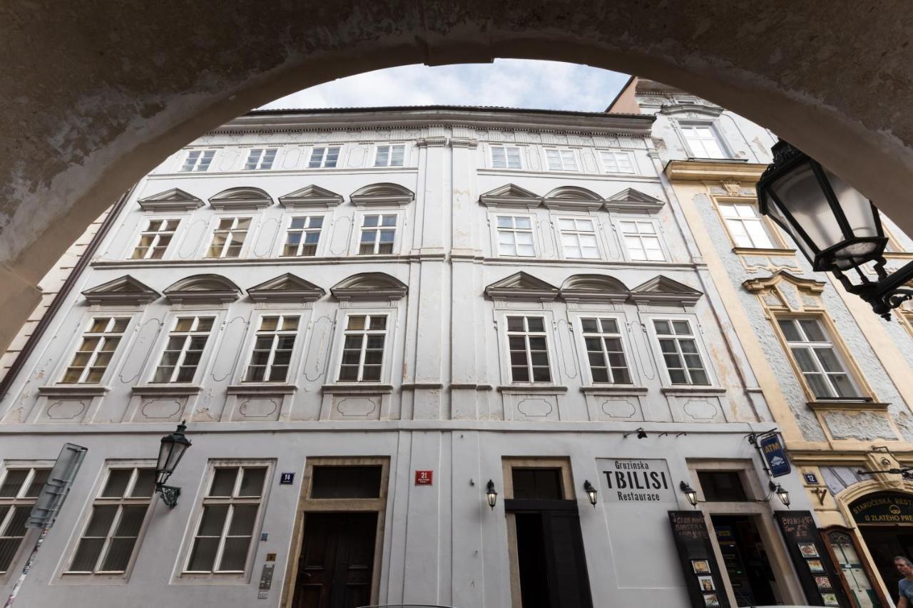Charles Bridge Royal Apartments - Castle District Прага Екстериор снимка