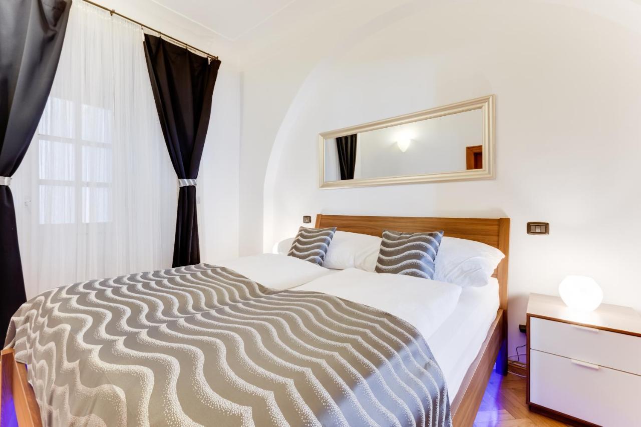Charles Bridge Royal Apartments - Castle District Прага Екстериор снимка